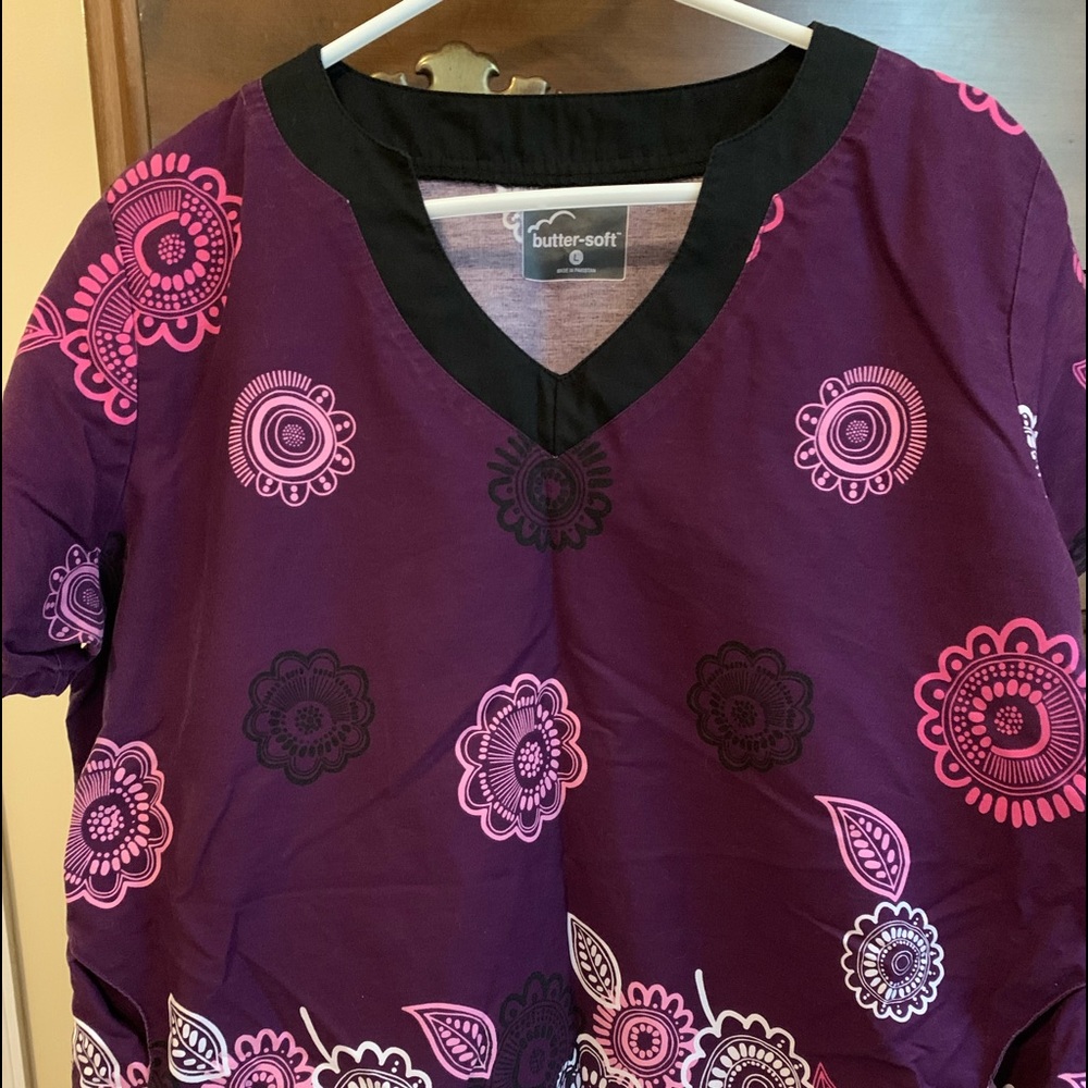 Size large scrub top